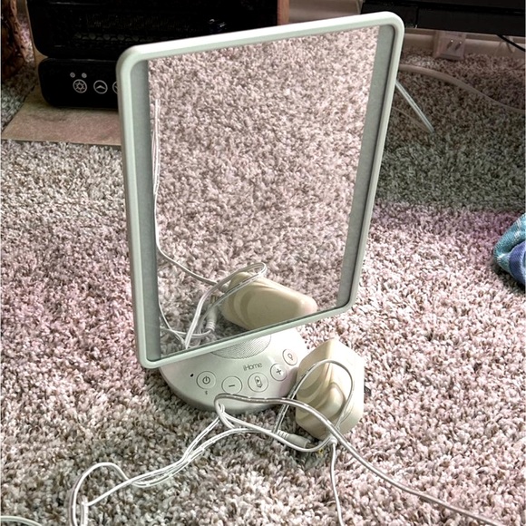 iHome Bluetooth Vanity Mirror - Picture 1 of 1